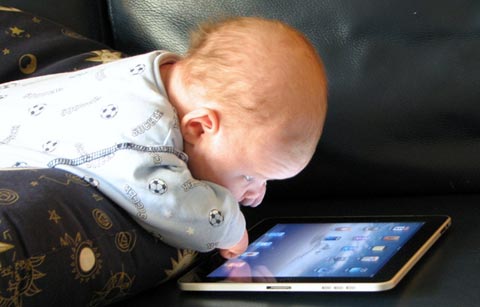 baby sees ipad 